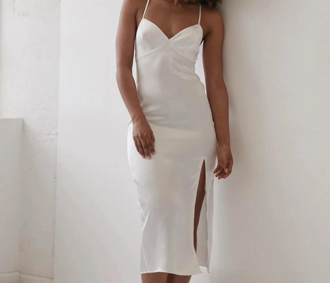 Vit satin klänning - 90