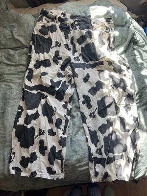 Kobyxor - Säljer dessa coola ko-mönstrade jeans. Dom är från shein och är i ett lite tunnare material. Det är i 2xl och passar dig som mig har stora höfter, dock sitter de löst i midjan på mig. 
