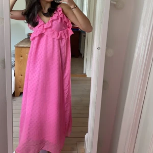 Rosa maxiklänning - Rosa maxiklänning från hm som är slutsåld. Är i storlek L men passar även på mig som har storlek XS/S, då det är ljusterbaraband. Jag är 170cm och den går ner till fötterna. Använd ca 2 gånger.