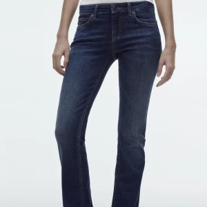 Lågmidjade jeans från zara - Säljer mina nya jeans från zara då dom är för stora. Skriv för fler bilder!