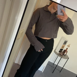 Tröja med krage - Fin mörkgrå tröja i skönt material med en liten krage upptill. Ser helt ny ut!☺️  Känns mer som strl XS än XXS