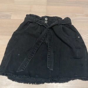 Jeanskjol - En jättefin jeanskjol som är köpt på zara. Den är stretchbar 🖤