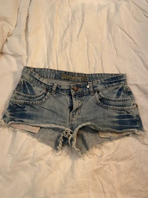 Jeans shorts - Intressekoll på  dessa skit snygga lågmidjade jeansshorts. Många som frågar, midjemått är runt 86cm!