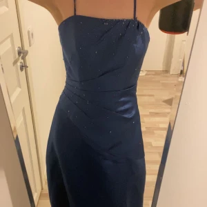 Balklänning Blå - Säljer min blå balklänning som jag aldrig själv använt. Jag köpte den på Sellpy men det slutade med att jag hade en annan klänning på balen. Riktigt fint skick, från Grand Soir Paris.☺️ För lång på mig som är 161, men går såklart att sy upp vid behov🫶