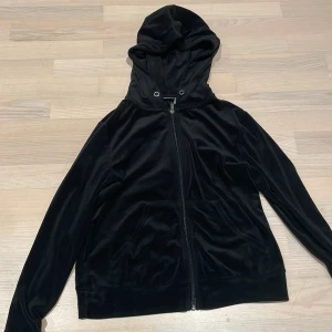 Svart Gina kofta - En svart fina kofta i mjukis material. Skön och ha på sig men har tyvärr inga band ❤️