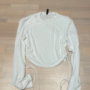 Tröja med öppen rygg - En vit långarmad tröja med hel öppen rydd och snören där bak som man kan knyta. Tunt material och är jätte bekväm till sommaren 🤍