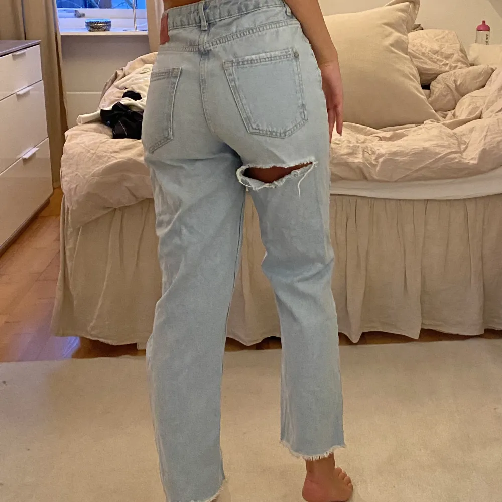 Jeans med slitningar från Zara storlek 34 men passar även en 36💖. Jeans & Byxor.