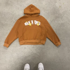 Wan N Only Hearts Hoodie - Förbeställningar på Hearts Hoodien från mitt egna märke! Från det att hoodien släpps är leveranstiden ca 3-4 veckor eftersom det är en förbeställning💛 Vid intresse skriv till mig privat så löser vi det där🫶🏻 Instagram & tiktok: wannonly.se