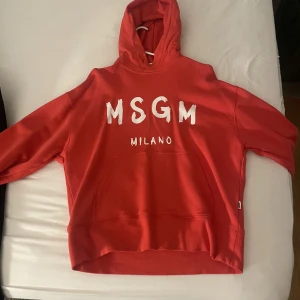 Msgm hoodie - MSGM hoodie knappt andvänd, inga skador eller fläckar, INGET BAND FÖR LUVAN. Andvänd max 3 gånger, hoodien är storlek S men passar nog också storlek M. Ordinarie pris 2000