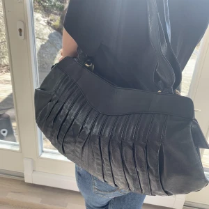 Gossip girl väska💕🙏🏽❤️ - Säljer den här skitsnygga väskan! Den ger enorma gossip girl Vibes❤️ Skeiv för frågor eller mer bilder💕🙏🏽💓❤️