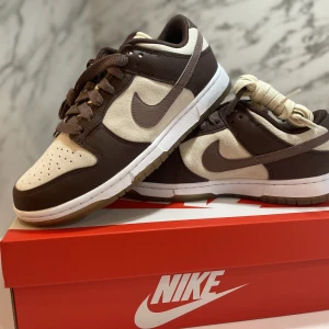 Dunk Low Plum Eclipse - Säljer dessa dunk low som släpptes i början av April.   Storlek 8.   Färg: coconut milk/plum eclipse