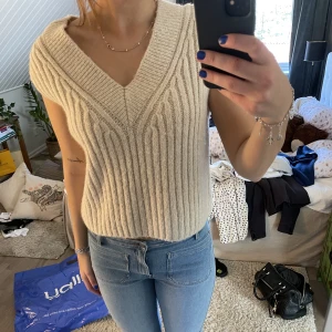 Stickad väst - Stickad väst från HM. Den är i bra skick, använd fåtal gånger. Kan frakta eller mötas i sthlm💕