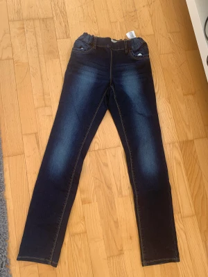 Jeans - Säljer dessa barnjeand från name it. Dom är i storlek EUR 152. Nypris är runt 250kr och säljer nu för 150kr