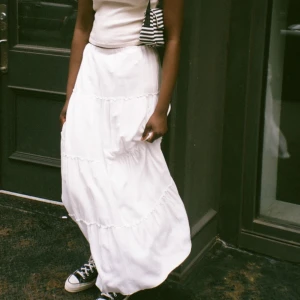 Vit långkjol - Två st exakt likadana oanvända vita långkjolar från brandy Melville i stl one size