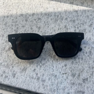 CHIMI 04 BLACK - Säljer mina otroligt fina solglasögon från chimi pågrund av att dom inte passar mig. Dom är köpte för några veckor sedan och har ej andvänt dom mycket ( bara ca5 gånger) Köpte solglasögonen för 1250 kr. Dom är i ett toppen skick!💓