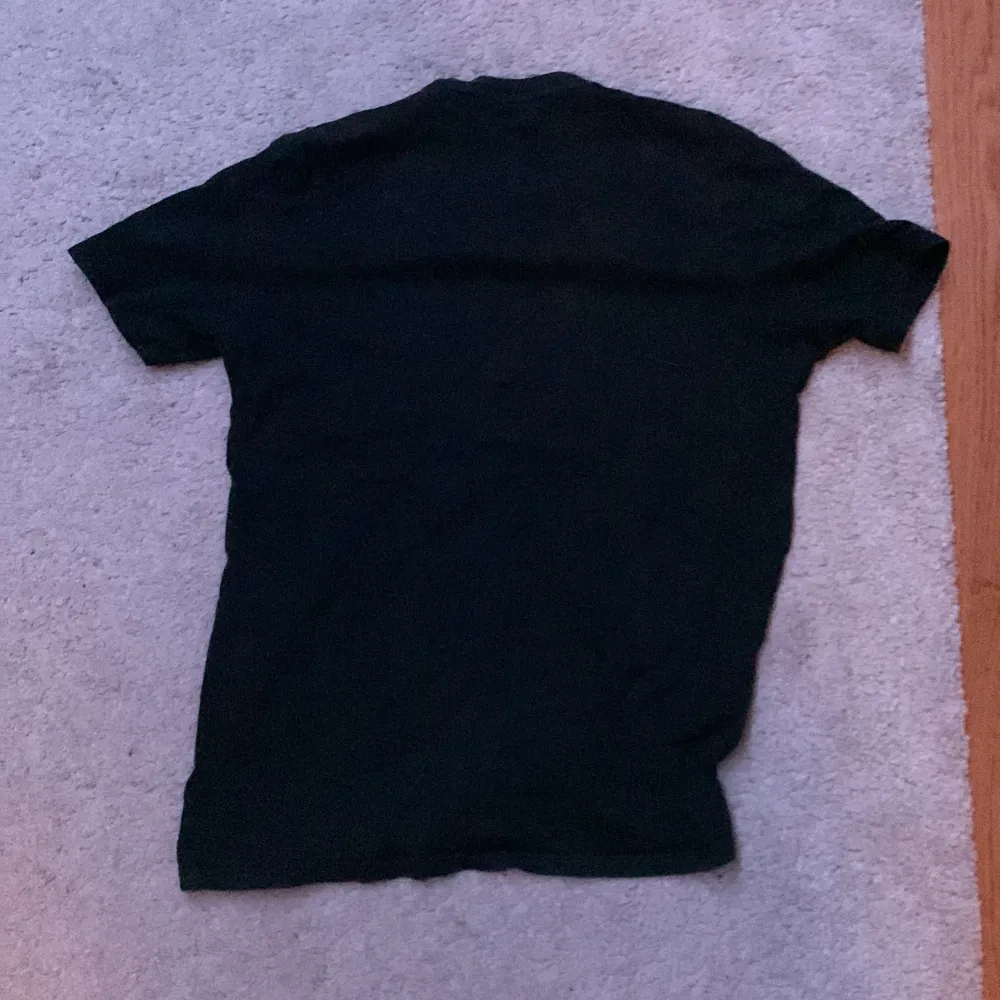 En svart levi’s t-shirt  Skriv om du är intresserad eller undrar något om tischan . T-shirts.