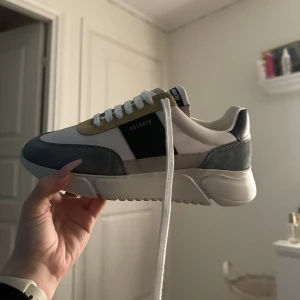 Axel Arigato - Säljer ett par Axel Arigato sneakers i modellen Genesis Vintage Runner som jag fick i present och aldrig tagit på mig dom då detta inte är min stil, dom köptes för 2300 kr och säljs för 2100 då jag inte ens testat dom. Kom med förslag ❣️