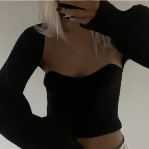 Kofta - Säljer en svart kofta från shein för 100kr, helt oanvänd. Storlek Xs-S