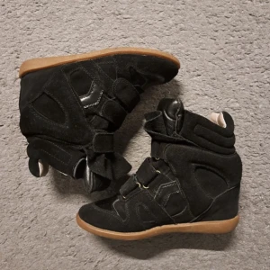 Isabel Marant skor  - Säljer nu mina fina marant skor i super bra skick! Se bildena! Storlek 37 men små i storleken (passar bättre på 36or). Skickar gärna fler bilder och svarar på frågor!💞