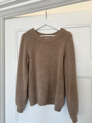 Stickad tröja - Jag säljer en beige/brun stickad tröja i storlek M från märket .OBJECT