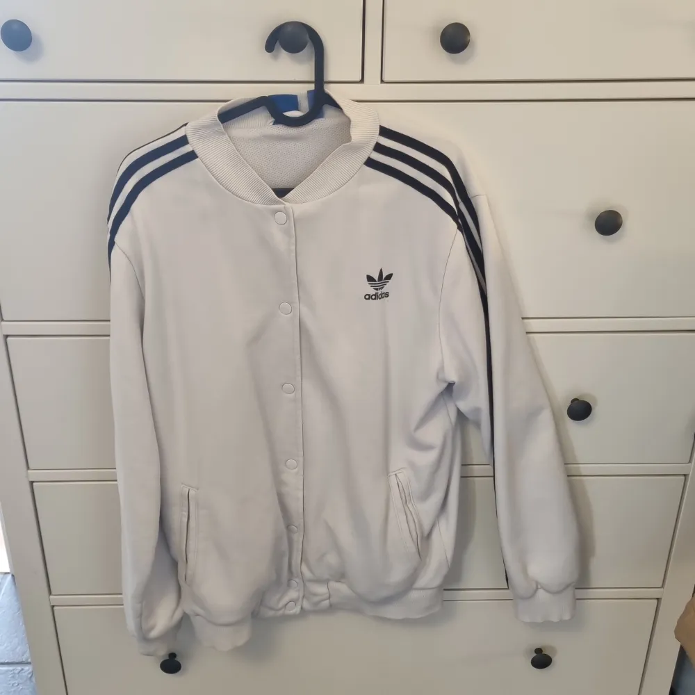 Adidas jacka i fint skick strl passar M/L. Jackor.