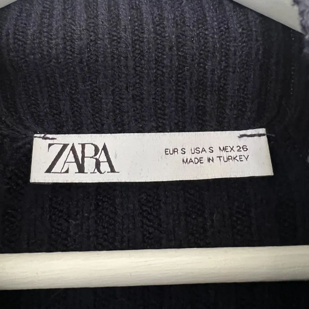 Jag säljer en marinblå stickad tröja från Zara i storlek S. Stickat.