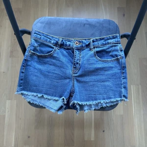 Söta jeansshorts! - Jättesöta jeansshorts! Säljer då jag aldrig använder dom:( Perfekta nu till sommaren! Står ingen storlek men passar mig som vanligtvis har xs❤️ 