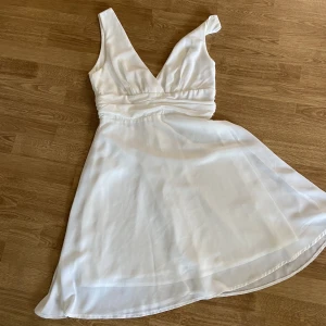 Studentklänning  - Vit studentklänning som endast är använd en gång. Inga märken eller fläckar. 