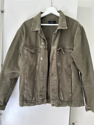 Jeansjacka i khaki från ZARA - Jeansjacka från Zara i storlek L. Köparen står för frakten.