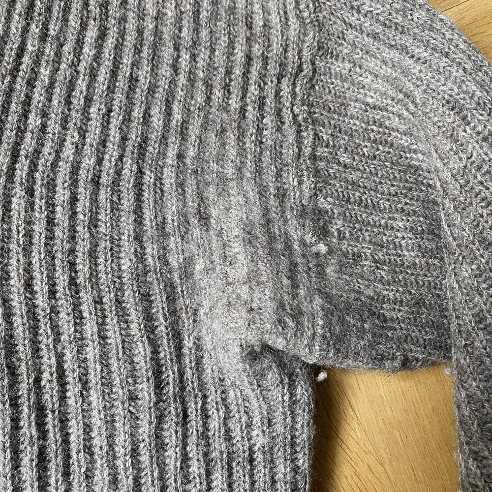 Stickad tröja (100% ull) från 1940-talet.  Storlek i bröst: 52cm men töjbar!  Längd: ca 80 cm men går lätt att vika upp. Med andra ord storlek L i mina ögon.  Pris: 199kr. Stickat.
