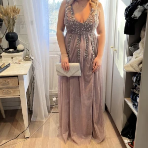 Balklänning - Super fin bal klänning ifrån märket MAYA DELUXE, original priset är 1499kr ifrån Nelly. Endast använd en gång, så i väldigt bra skick.🌸☺️ Jag är cirka 160 cm, så den är lite lång på mig men funkar bra med klackar.