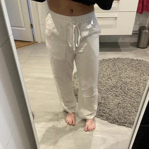 Linnebyxor - Vita linnebyxor från H&M i storlek Xs. Inte mycket använda. Köparen står för frakt.