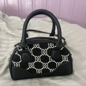 Väska  - Säljer denna snygga väska jag köpte från H&M! Använd fåtal gånger därför inga defekter! Tillkommer med ett långt band. Pris kan diskuteras!💓💗💕