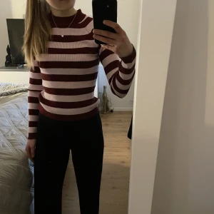Ribbstickad tröja - Säljer denna ribbstickade tröja från bikbok då den inte längre används💞