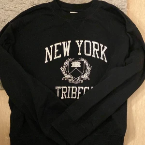 Sweatshirt med tryck - Svart sweatshirt från H&M med tryck på magen, knappt använd  
