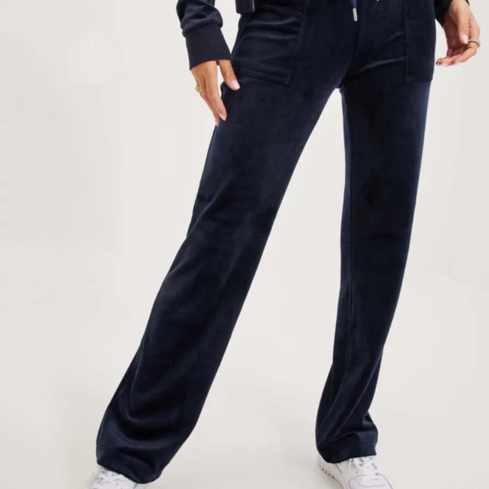 Jag söker mörkblåa juciy byxor i storlek xxs/xs (måste vara rimligt pris). Jeans & Byxor.