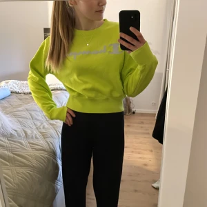 Tröja - Säljer denna neongula tröja från champion då den inte kommer till användning💛