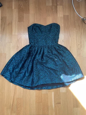 SuperDry Klänning, Metallic Blå/Svart - Bara vågat använda en gång så hänger bara i gaderoben… tänkte bättre den får ett nytt hem! Den har gummi så den inte glider ner, sitter väldigt bra på mig som är oftast storlek M pga stretch  Om fraktas står köparen för frakten ☺️ Nypris 950kr