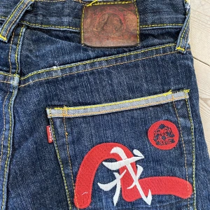 Evisu jeans - Evisu jeans, jättebra skick. Är 167 och de passar mig bra i längden. Är W29-31 i jeans så gissar på att dessa är W27-28. Kan ej visa på men de är straight med lite pös samt lågmidjad i passform. 