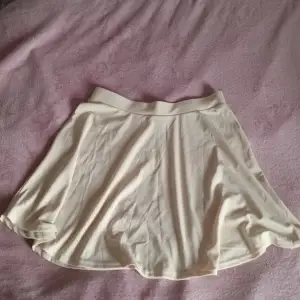 En basic nude färgad kjol i strl L från shein. Perfekt nu till vår/sommarem 