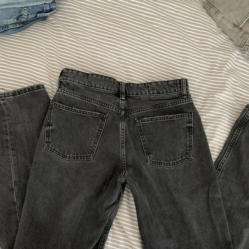 Fina midwaist jeans från zara! De har lite defekter längst nere på byxan så pris kan diskuteras!💕. Jeans & Byxor.