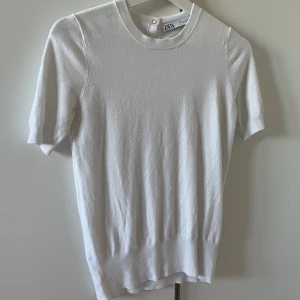 stickad T-shirt  - jättefin stickad T-shirt från zara!