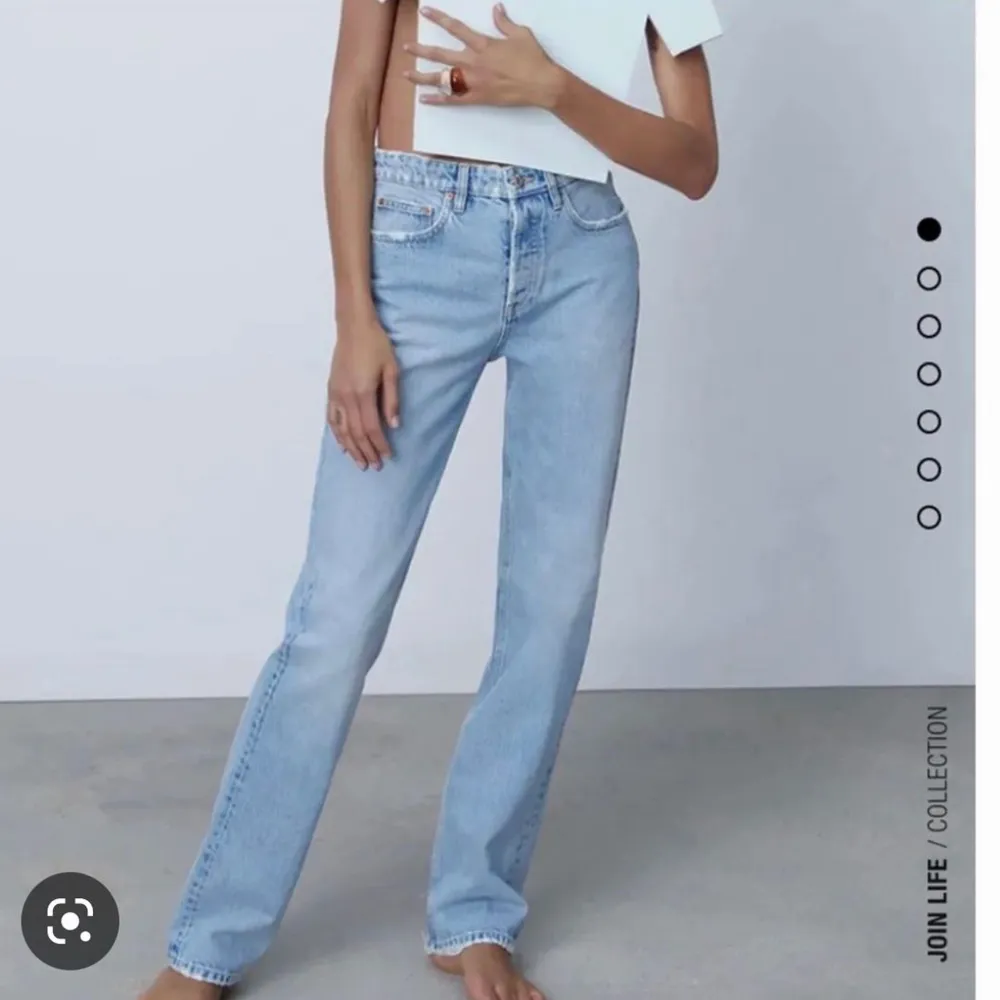 Ljusblå midwaist zara jeans i fint skick!🫶🏼säljer pga att de ej kommer till användning längre. Jeans & Byxor.