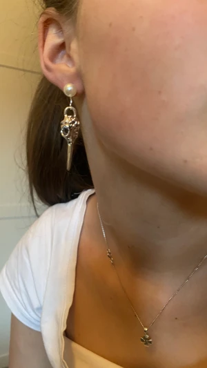 Egengjorda örhängen  - Superfina egengjorda örhängen i silver med ett fågelhuvud samt en vit pärla❤️