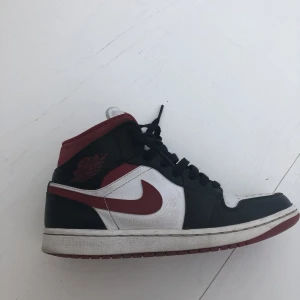 Air Jordan 1 gym red skor - Fina Nike air Jordan 1 skor i bra men använt skick.
