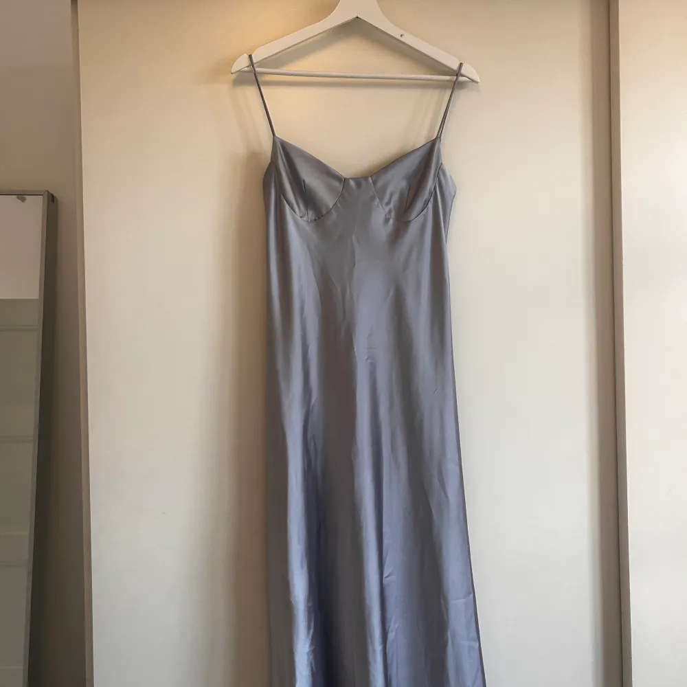 Superfin silverblå långklänning från zara, storlek M💙aldrig använd med lappen kvar 🦋. Klänningar.