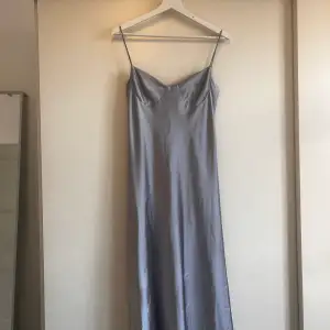Superfin silverblå långklänning från zara, storlek M💙aldrig använd med lappen kvar 🦋