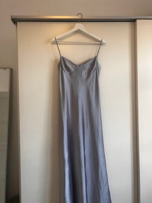 Bal/finklänning - Superfin silverblå långklänning från zara, storlek M💙aldrig använd med lappen kvar 🦋