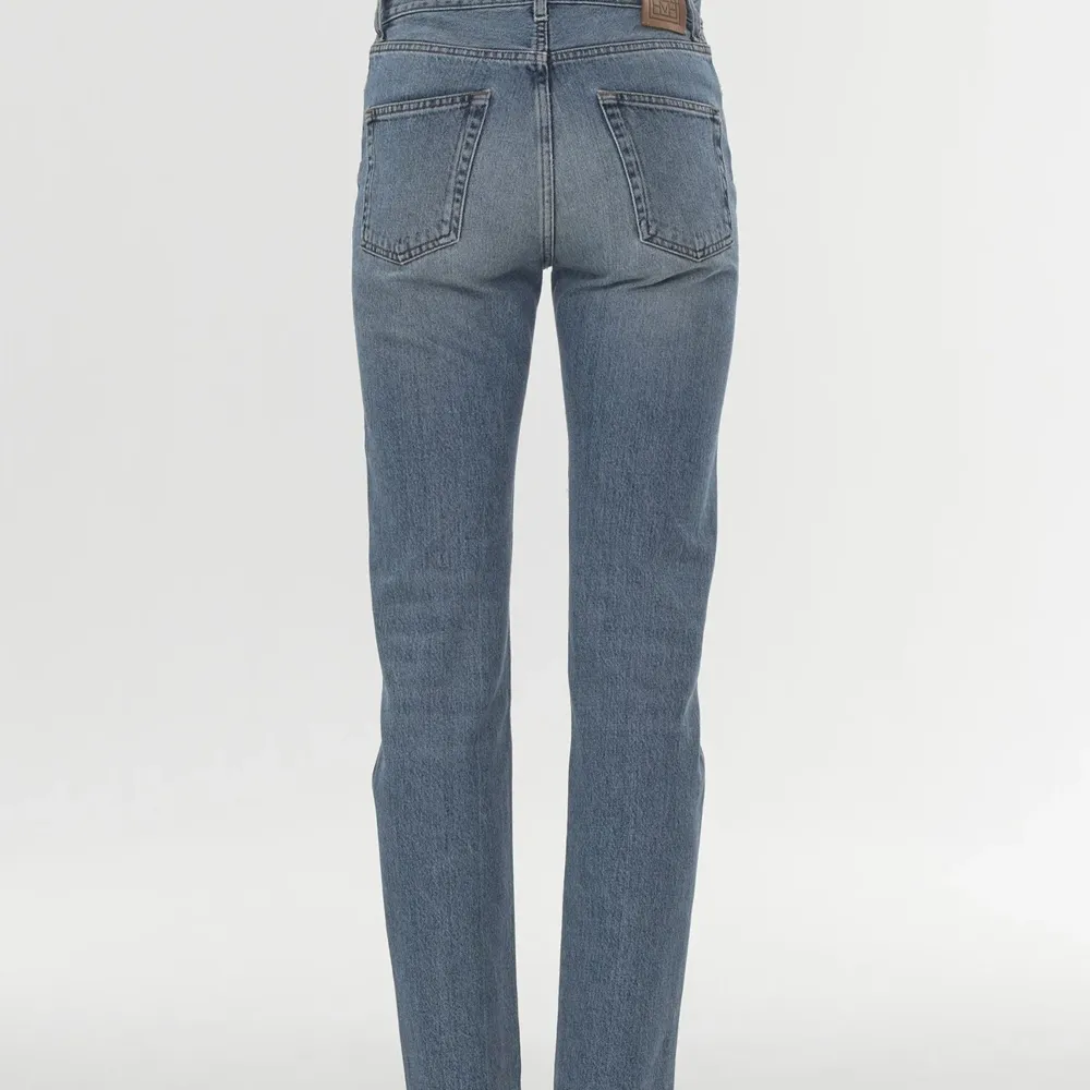 Säljer mina helt nya jeans från Toteme. Aldrig använda med prislapp. Stl 24/30. Pris kan diskuteras vid snabb affär.  Nypris:2100kr. Jeans & Byxor.