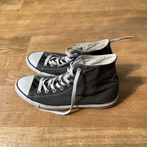 CONVERSE  - Märke: Converse Storlek: 43 Skick: nyskick  Postar samt möts upp (Örebro) 